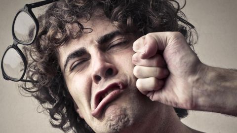 homme qui se prend un coup de poing