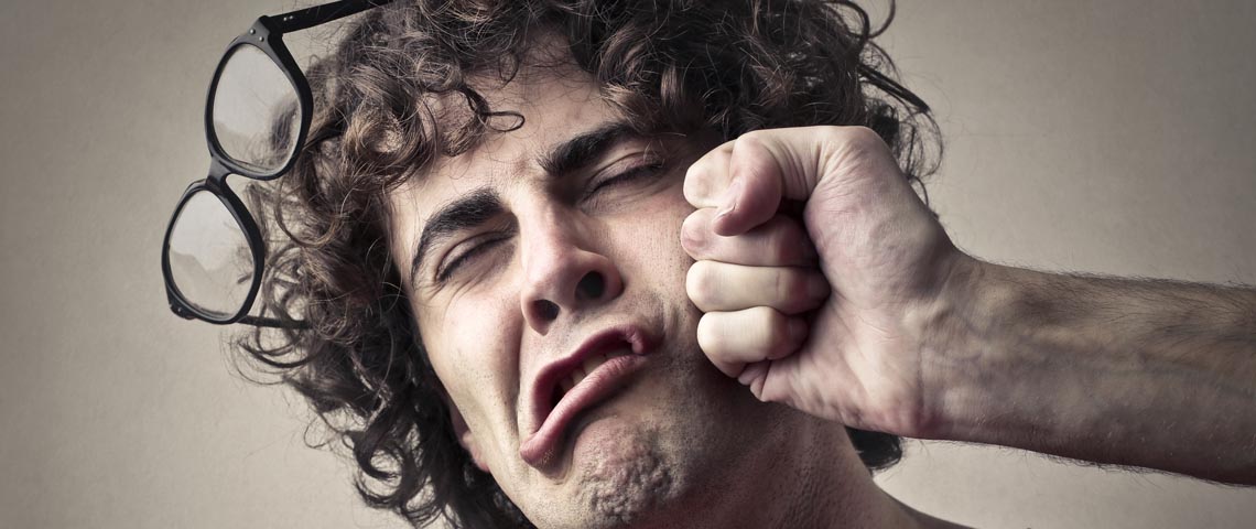 peut-on faire de la publicité responsable ? homme qui se prend un coup de poing