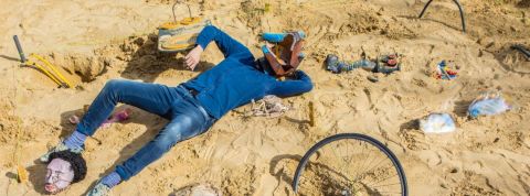 Biennale Némo 2019 un homme masqué allongé sur le sable