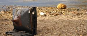 Une télévision laissée à l'abandon sur une plage de la mer Baltique