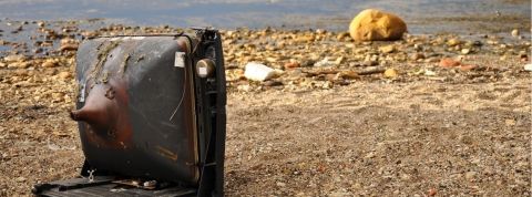 Étude sur l'impact environnemental du numérique Une télévision laissée à l'abandon sur une plage de la mer Baltique