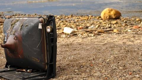 Une télévision laissée à l'abandon sur une plage de la mer Baltique