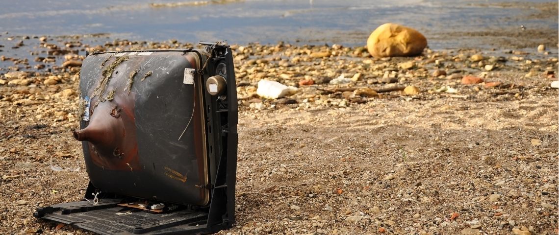 Étude sur l'impact environnemental du numérique Une télévision laissée à l'abandon sur une plage de la mer Baltique