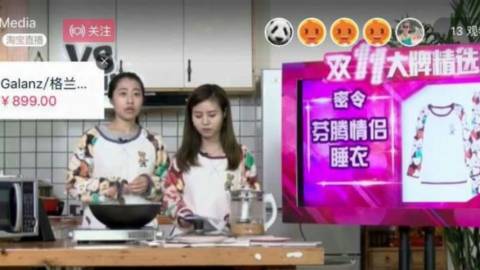 Quels sont les plateformes d'influence en Chine ? deux femmes chinoise qui font un live stream pour une émission de cuisine