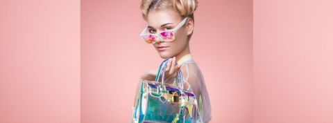Instagram aurait tué le it-bag Une femme blonde avec des lunettes de soleil et un sac à main