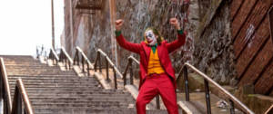 le joker en train de danser sur les escaliers