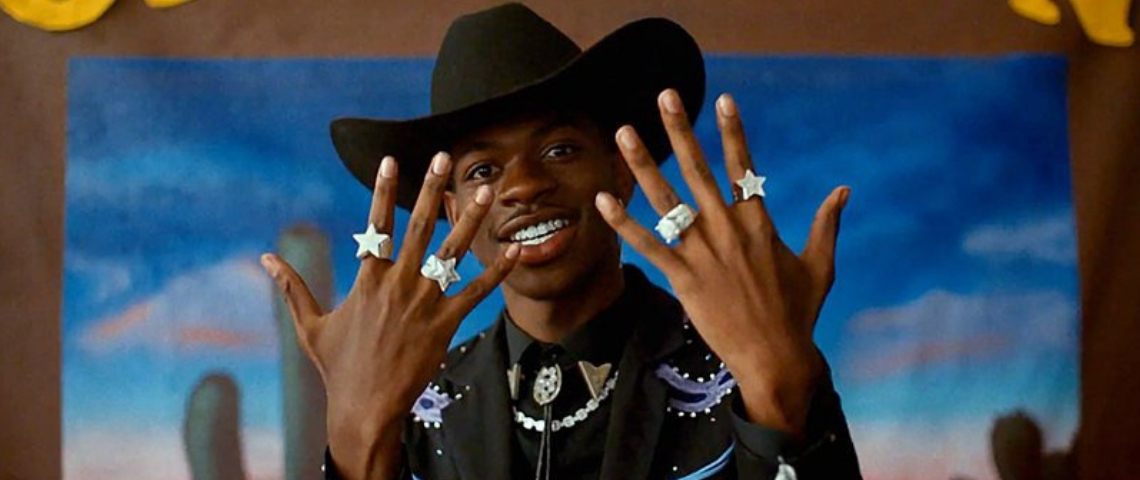 Lil Nas X : le « millennial cow-boy » qui a révolutionné l’histoire de la musique Le rappeur lil nas x dans son clip old town road