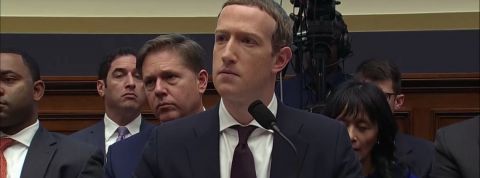 Mark Zuckerberg, lors de son audition au Congrès Américain le CEO de Facebook qui regarde au loin derrière un micro