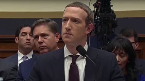 le CEO de Facebook qui regarde au loin derrière un micro