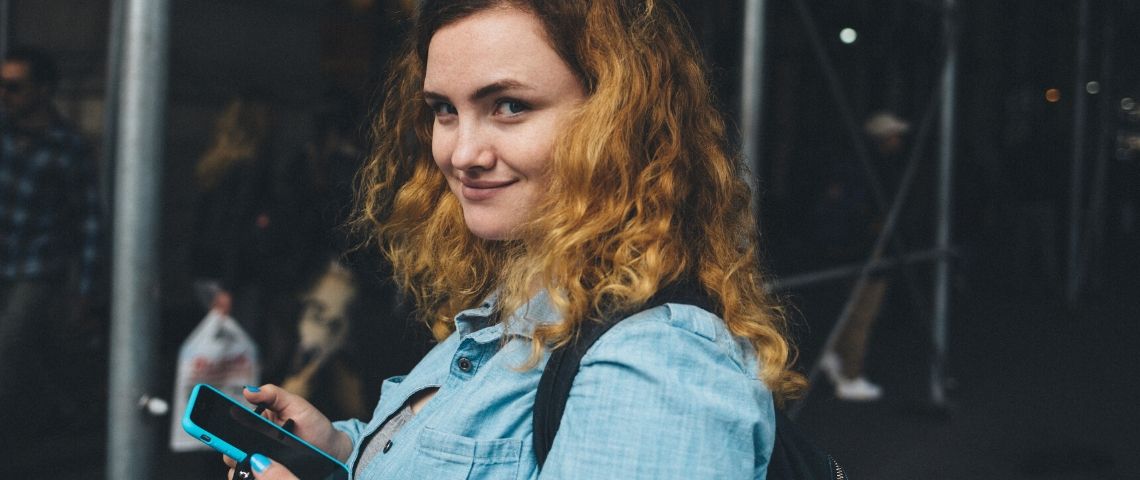 messagerie-instantanees-avantages-relation-client Une femme tient un smartphone dans ses mains