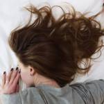 Une femme qui dort sur le ventre