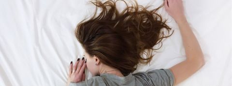 Faut-il abolir les fuseaux horaires pour mieux dormir ? Une femme qui dort sur le ventre