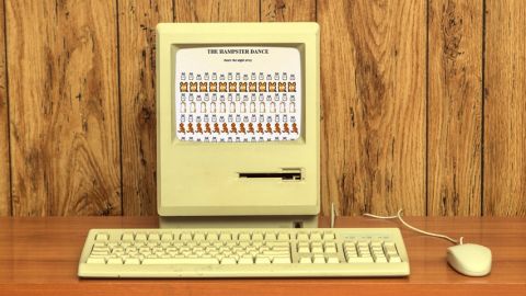 Ordinateur retro affiche la page du site Hampster Dance