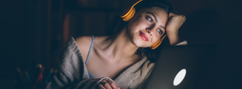 Je regarde Netflix donc je pollue. Comment changer ça ?  Une femme regarde une vidéo sur son ordinateur portable.