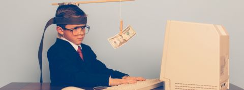 Pourriez-vous renoncer à Google contre moins de 15 000 dollars par an ? Petit garçon devant un ordinateur, tenté par un billet accroché devant ses yeux.