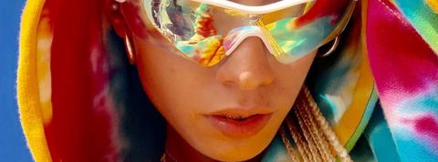 Ugly Fashion : ces influenceurs qui se jouent de la mode photo d'une femme à capuche et lunettes