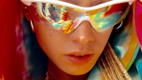 photo d'une femme à capuche et lunettes