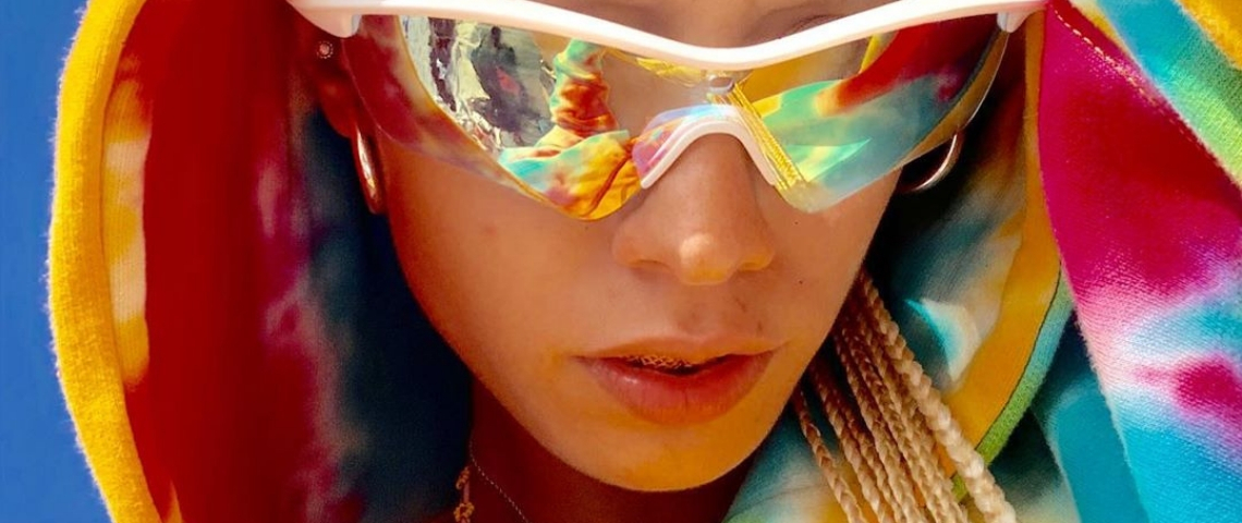 Ugly Fashion : ces influenceurs qui se jouent de la mode photo d'une femme à capuche et lunettes