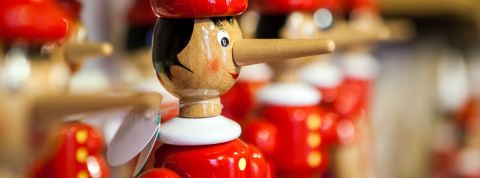 Comment la finance fait du greenwashing Une rangée de pinocchios en bois