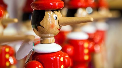 Une rangée de pinocchios en bois