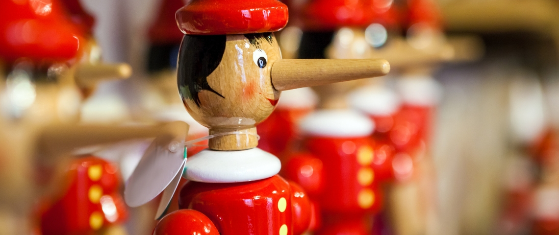 Comment la finance fait du greenwashing Une rangée de pinocchios en bois
