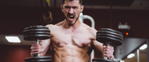 Un homme qui soulève des haltères