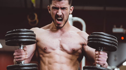 Un homme qui soulève des haltères