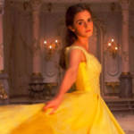 Une princesse disney en robe jaune regarde la caméra