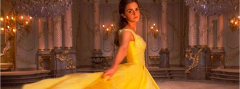 Les princesses Disney plus féministes que jamais Une princesse disney en robe jaune regarde la caméra