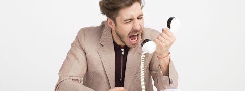 En France, les employés râlent trop Un homme en train de crier au téléphone