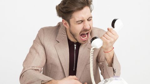 Un homme en train de crier au téléphone