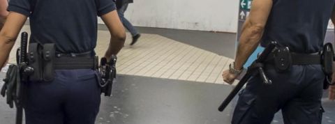 Bad buzz RATP : des agents agressent un usager Deux agents de sécurité RATP de dos