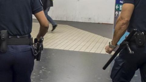 Bad buzz RATP : des agents agressent un usager Deux agents de sécurité RATP de dos