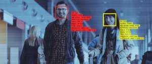 Couple analysé par un système de reconnaissance faciale à l'aéroport