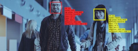 Quels sont les arguments des défenseurs de la reconnaissance faciale ? Couple analysé par un système de reconnaissance faciale à l'aéroport