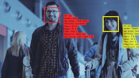 Couple analysé par un système de reconnaissance faciale à l'aéroport
