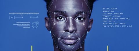 Pourquoi l'application de reconnaissance faciale du ministère de l'intérieur inquiète Visage d'un homme analysé par un algorithme de reconnaissance faciale