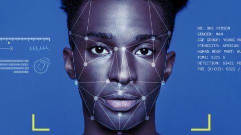 Visage d'un homme analysé par un algorithme de reconnaissance faciale