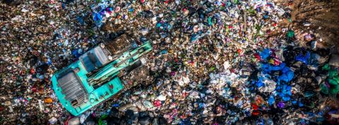 Comment inciter les entreprises à recycler ?  Une décharge à ciel ouvert, vue de haut