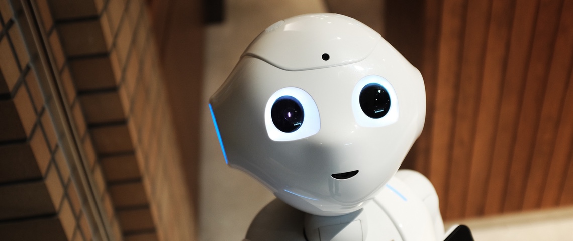 64 % des salariés font plus confiance aux robots qu'à leur manager Gros plan du robot Pepper