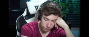 un jeune homme avec un casque sur les orreille qui regarde le sol avec un air triste