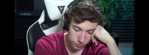 Sardoche est triste mais ça fait rire ses fans un jeune homme avec un casque sur les orreille qui regarde le sol avec un air triste