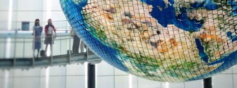 1 Français sur 3 attend des marques qu’elles changent le monde une sculpture en forme de Terre