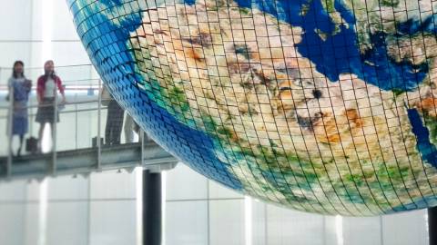 une sculpture en forme de Terre