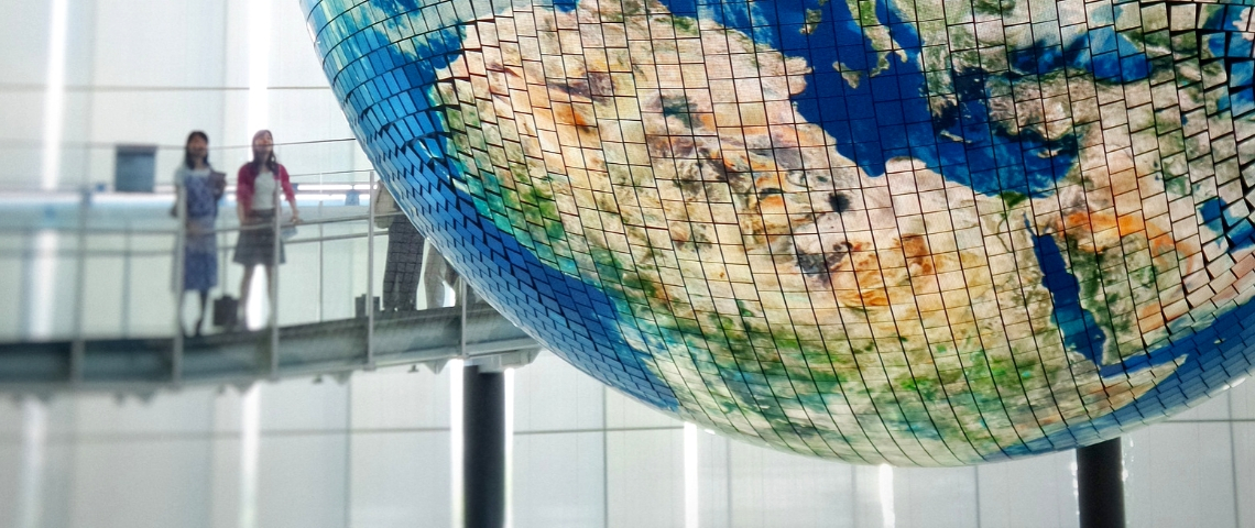 1 Français sur 3 attend des marques qu’elles changent le monde une sculpture en forme de Terre