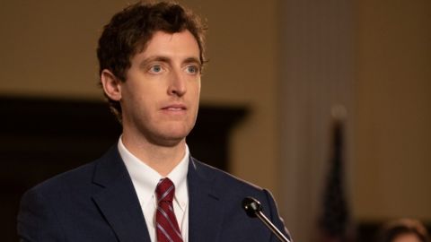 Richard Hendricks, personnage de Silicon Valley, devant le congrès américain.