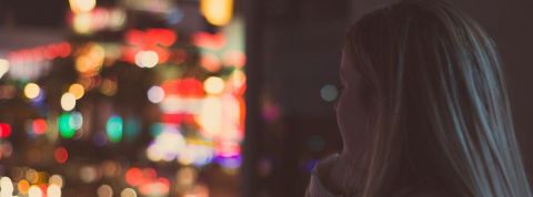 Qui sont les smart citizens ? Une jeune femme regardant la ville illuminée