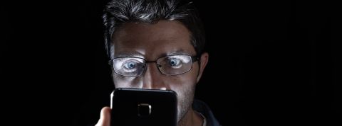 Celui qui vous a rendu accro à votre smartphone veut vous aider à décrocher Homme regardant son smartphone de nuit