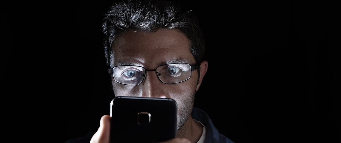 Celui qui vous a rendu accro à votre smartphone veut vous aider à décrocher Homme regardant son smartphone de nuit