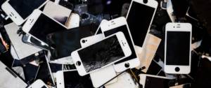 Pile de smartphones cassés